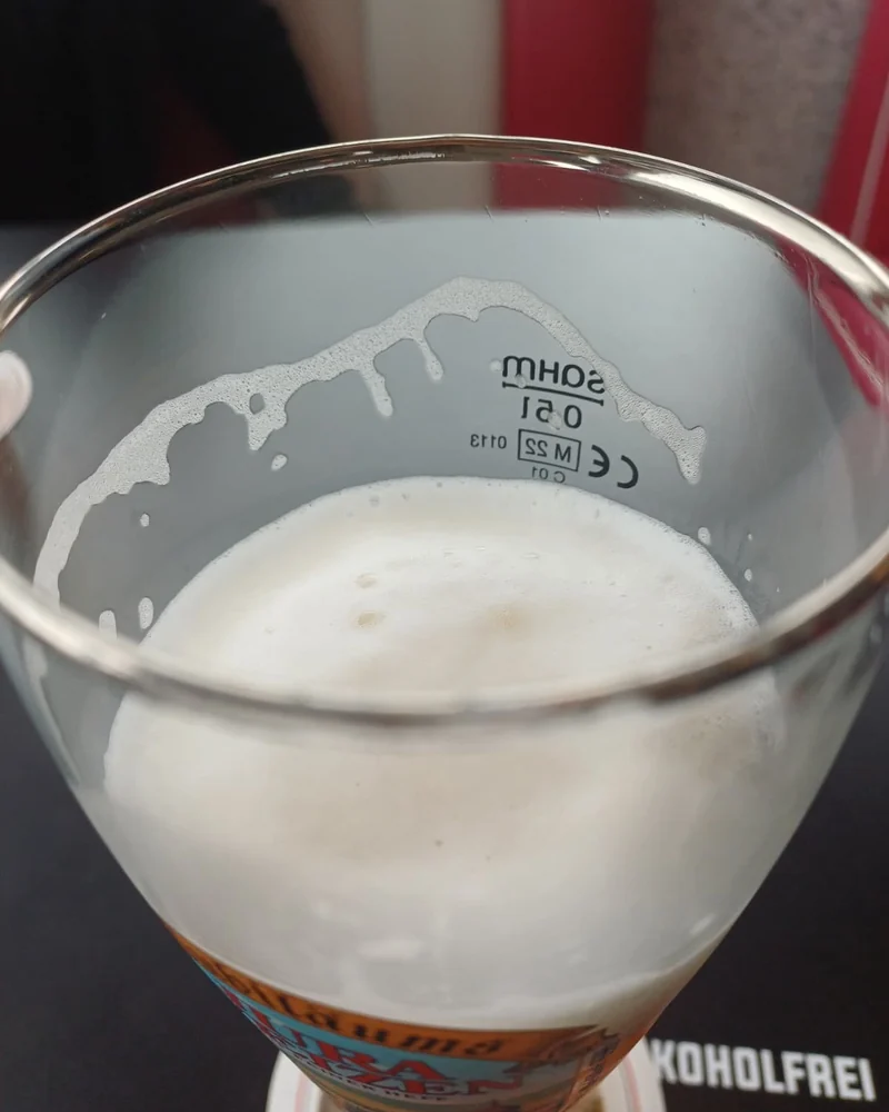 Schaumkrone in einem Glas als Ursprung der organischen SSM267-Linie.