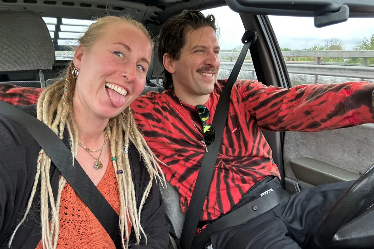 Sebastian und Sonja unterwegs im Auto.